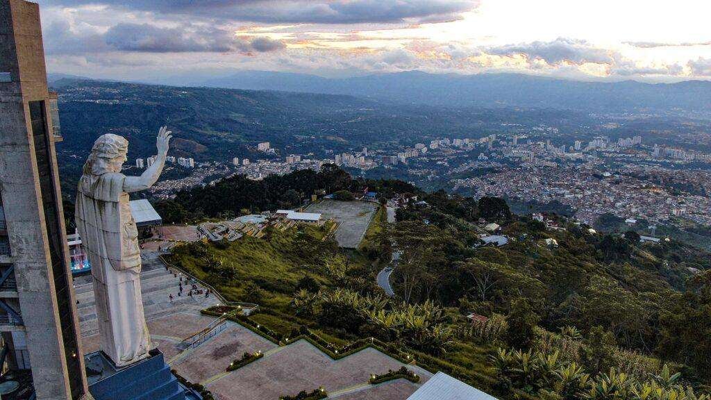img parque cerro del Santísimo vista aérea bucaramanga al atardecer