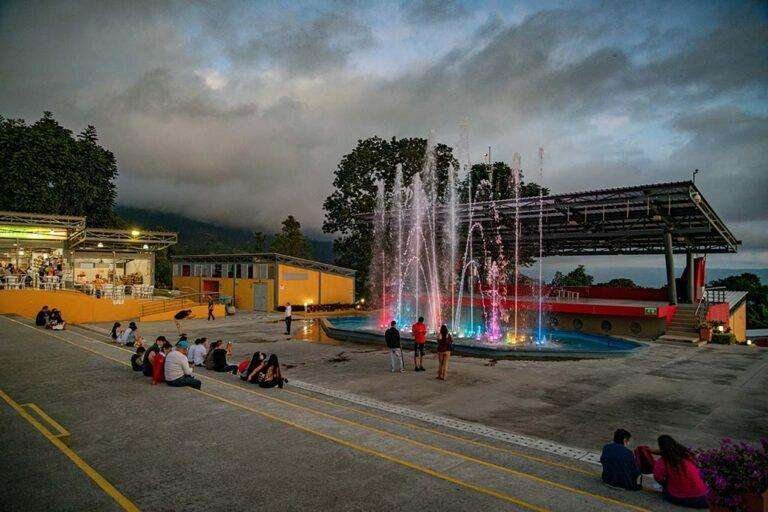 img parque cerro del Santísimo atracción fuente multimedia al atardecer