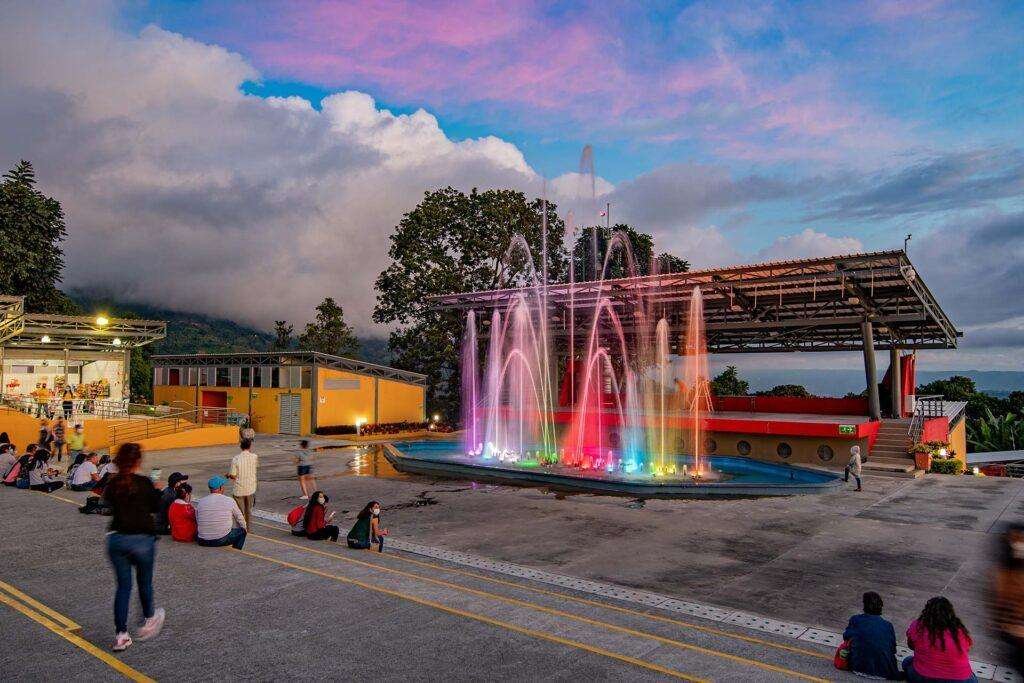 img parque cerro del Santísimo atracción fuente multimedia colorida